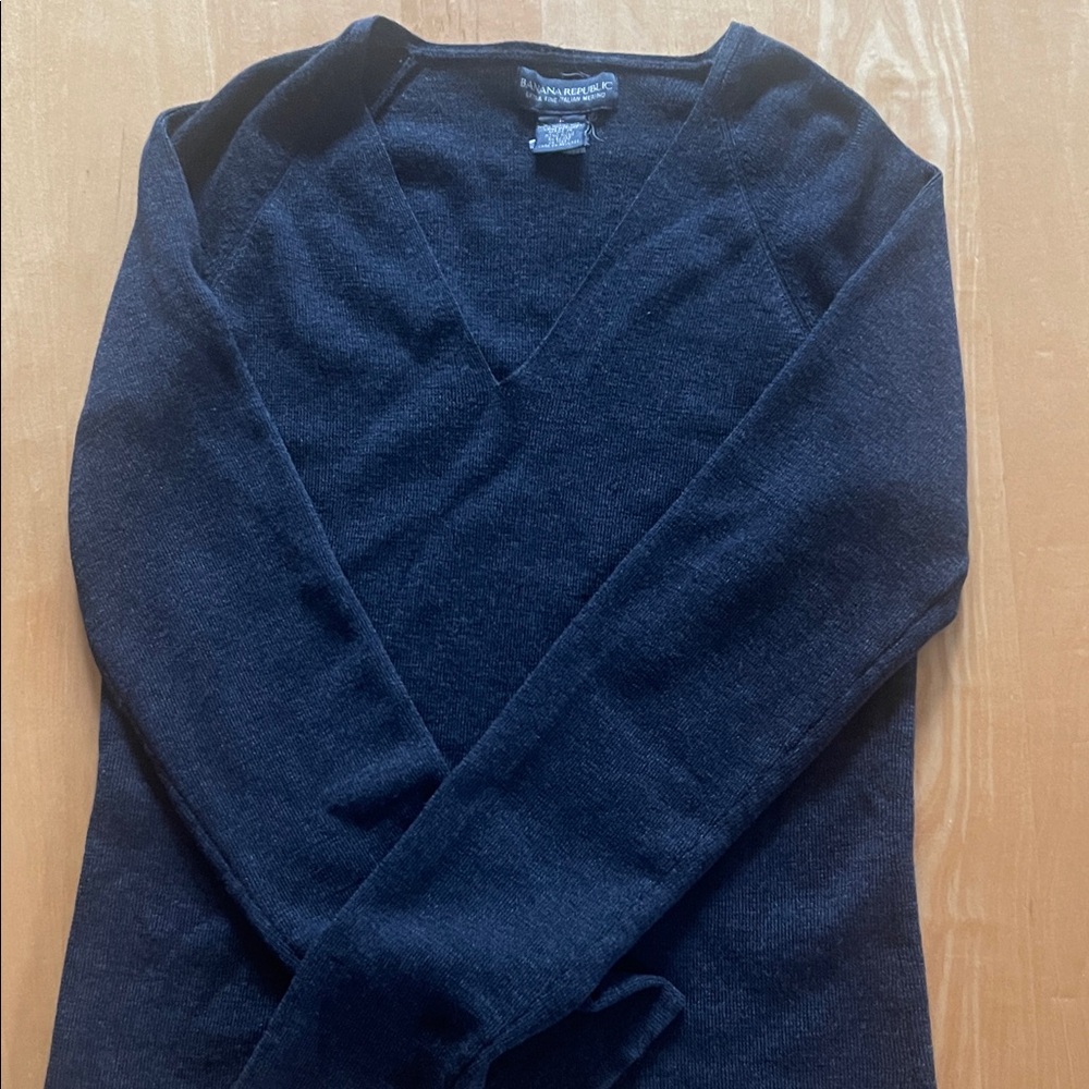 Banana Republic Women’s Gray V-Neck Sweater